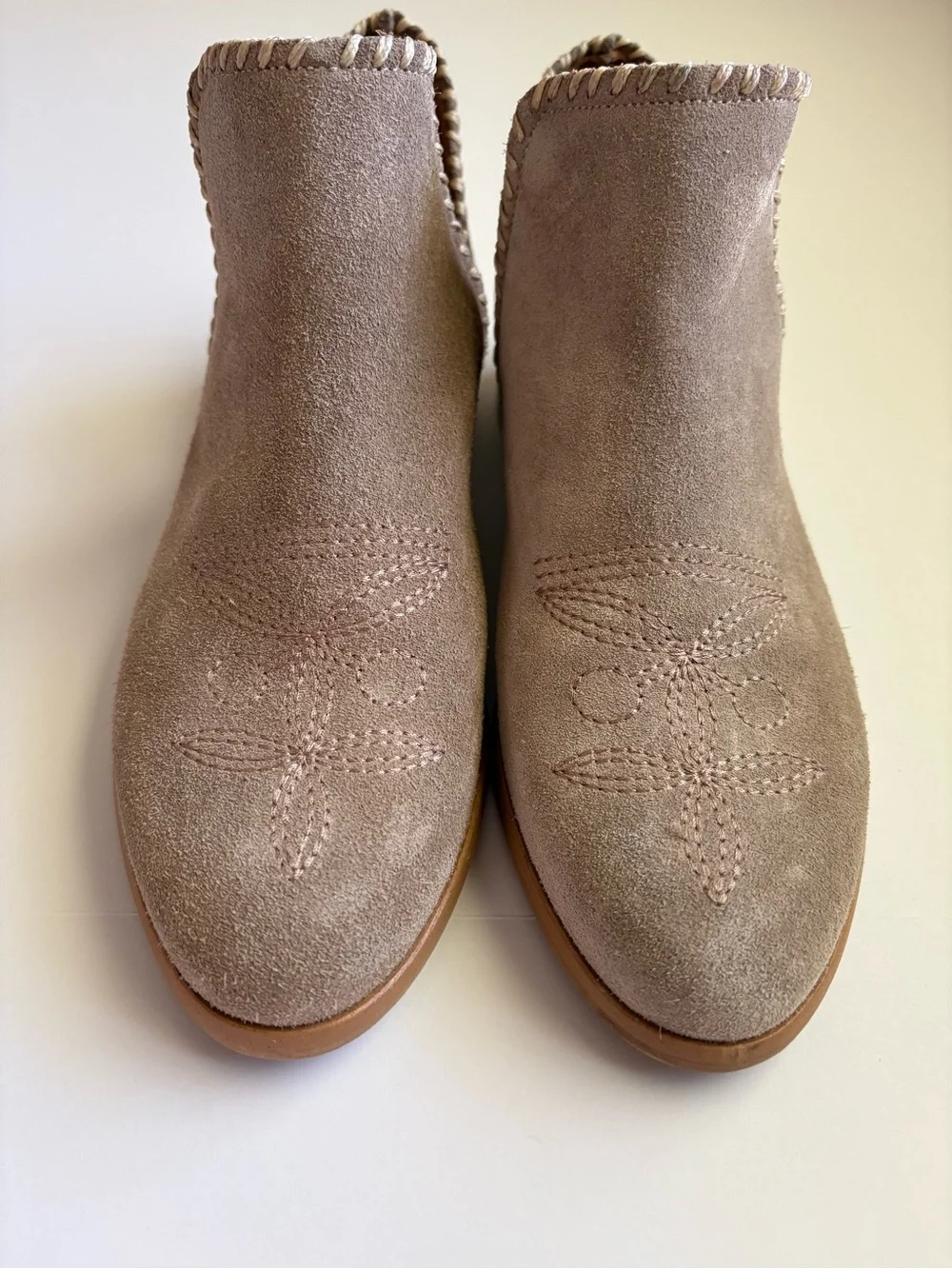 Sundance Lola Suede Tan Whipstitched Cutout Ankle Boots Italy Size 6.5